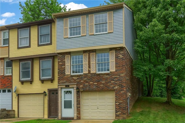 7311 Lafayette Sq, Hopewell Twp, PA 15001 - townhome / multi-family property featuring brick siding and an attached garage