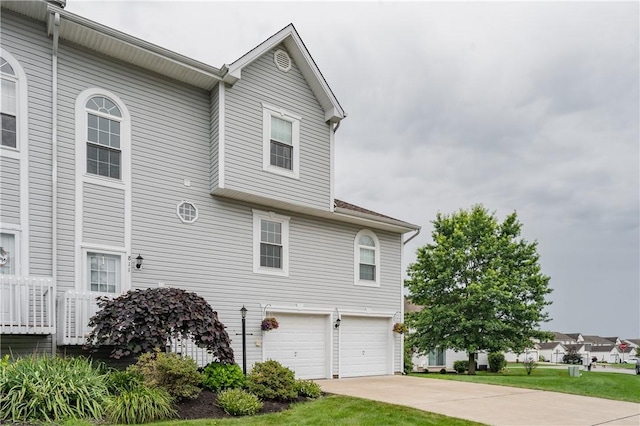 811 Sunset Cir Unit 811, Cranberry Twp, PA 16066 - view of property exterior featuring driveway and a garage