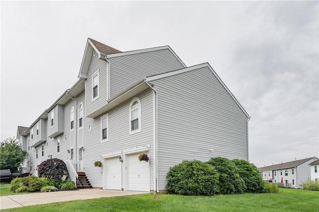 811 Sunset Cir Unit 811, Cranberry Twp, PA 16066 - view of side of home featuring a garage, driveway, and a yard