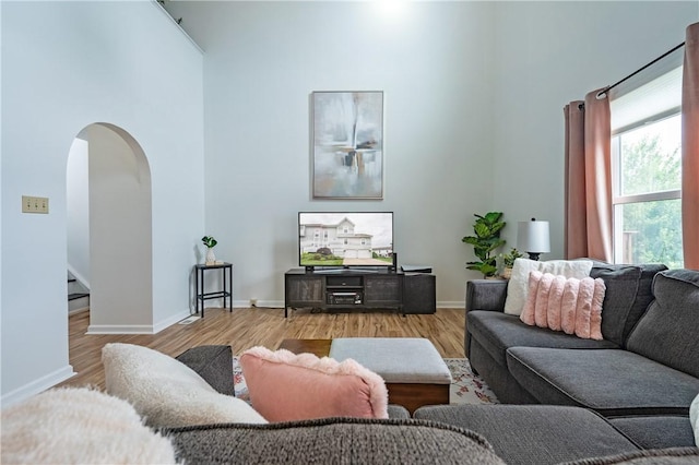 811 Sunset Cir Unit 811, Cranberry Twp, PA 16066 - living area with a towering ceiling, arched walkways, and wood finished floors