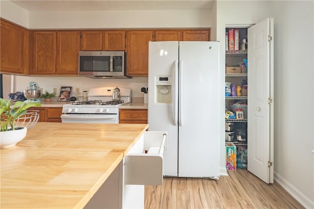 811 Sunset Cir Unit 811, Cranberry Twp, PA 16066 - kitchen featuring white appliances, light wood finished floors, and brown cabinets
