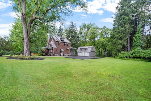 5517 Gibson Rd, Richland, PA 15044 - view of grassy yard featuring an outdoor structure, a garage, and asphalt driveway
