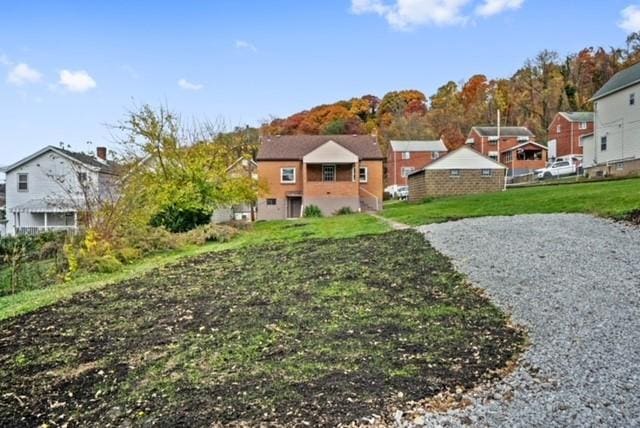 444 27th St, Mckeesport, PA 15132 - view of grassy yard featuring a residential view