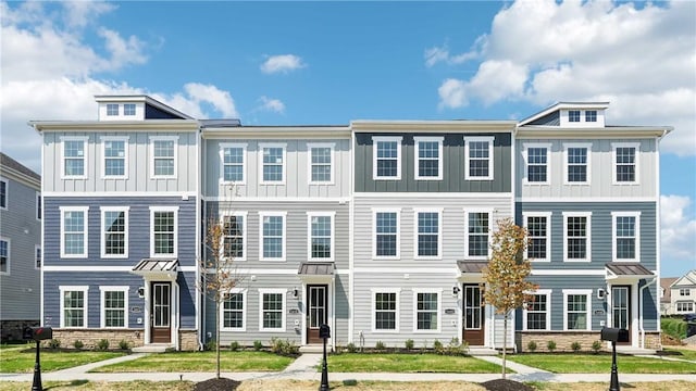 527 Cooper St Unit 3, Mccandless, PA 15090 - townhome / multi-family property featuring stone siding, a front yard, and board and batten siding