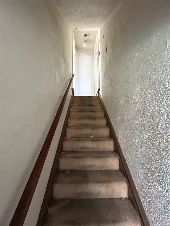 15 E Gaskill Ave, Jeannette, PA 15644 - view of staircase