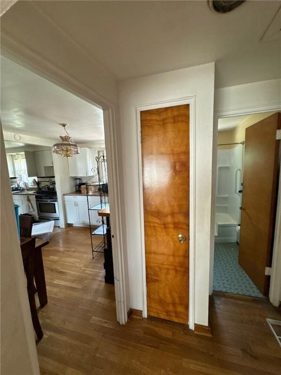 155 Roosevelt Ave, Stowe Twp, PA 15136 - corridor featuring wood finished floors and a chandelier