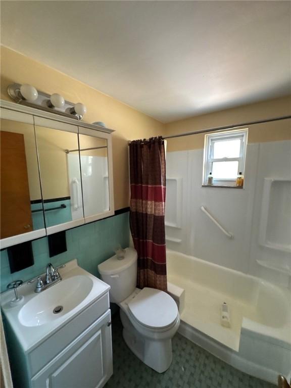 155 Roosevelt Ave, Stowe Twp, PA 15136 - full bath with a shower with curtain and vanity