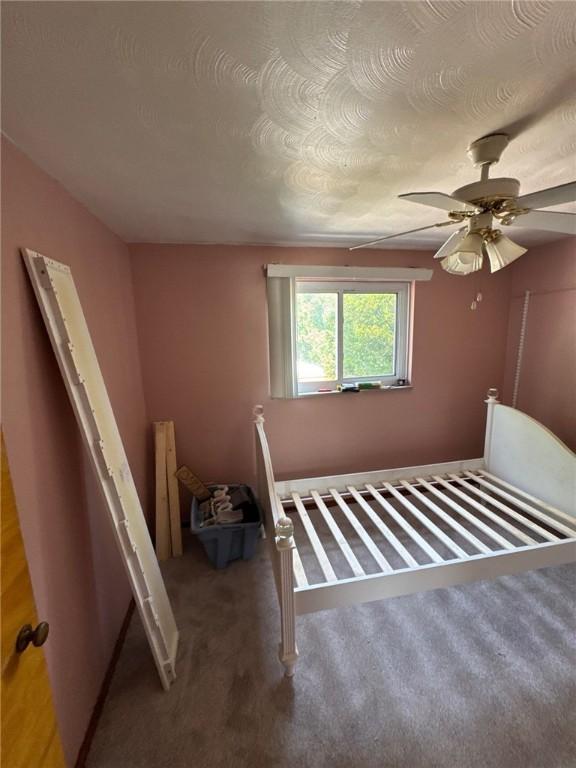 155 Roosevelt Ave, Stowe Twp, PA 15136 - unfurnished bedroom featuring carpet floors and a ceiling fan