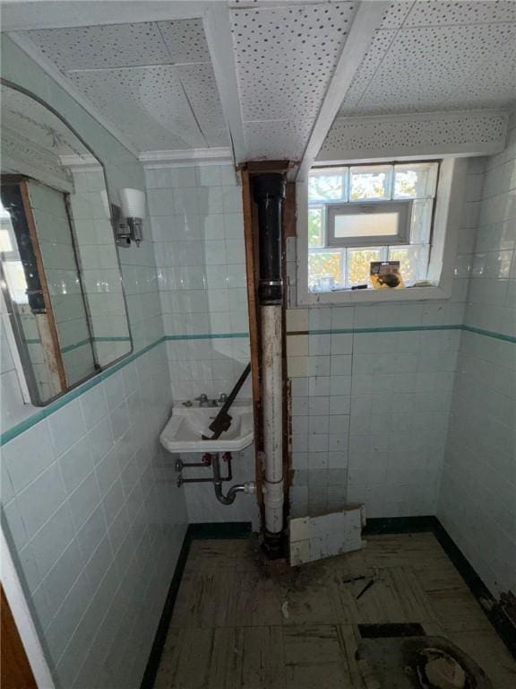 155 Roosevelt Ave, Stowe Twp, PA 15136 - bathroom with tile walls and a sink