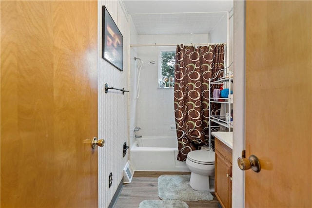 53 Fountain St, Crafton, PA 15205 - bathroom with vanity, shower / bath combo with shower curtain, and wood finished floors