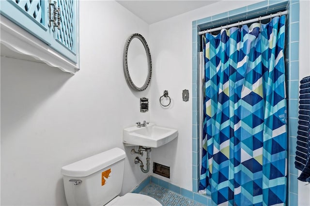 53 Fountain St, Crafton, PA 15205 - bathroom with toilet and curtained shower