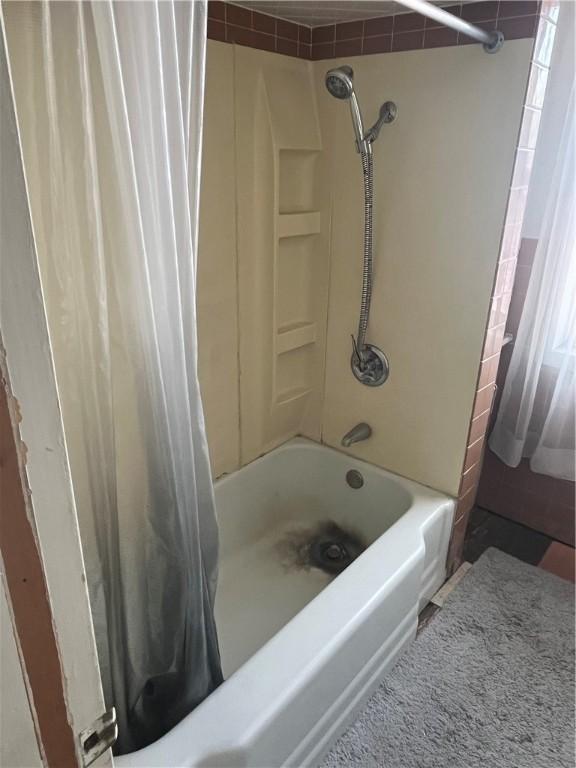 214 E Fairview Ave, Connellsville, PA 15425 - bathroom with shower / bath combo