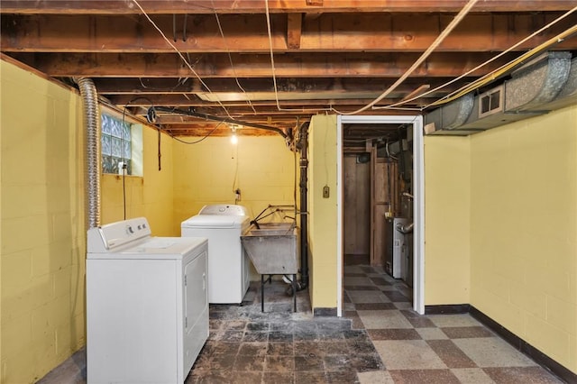 1919 Outlook Dr, Penn Hills, PA 15147 - laundry room featuring washing machine and clothes dryer and dark flooring