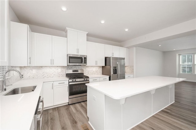 504 Nolan Cir, Cranberry Twp, PA 16066 - kitchen featuring stainless steel appliances, a center island, backsplash, light wood finished floors, and recessed lighting