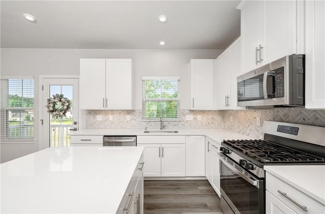 504 Nolan Cir, Cranberry Twp, PA 16066 - kitchen with stainless steel appliances, wood finished floors, recessed lighting, decorative backsplash, and light countertops