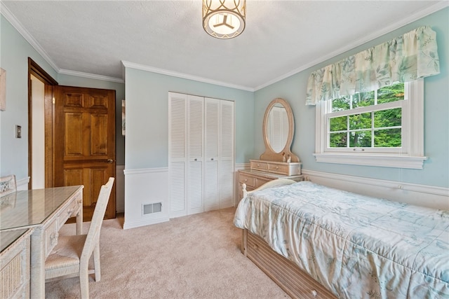 511 Brunswick Dr, Hempfield Twp, PA 15601 - bedroom featuring a closet, crown molding, and carpet flooring