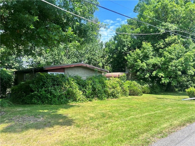1560 Oneida Dr, Jefferson Hills, PA 15025 - view of grassy yard