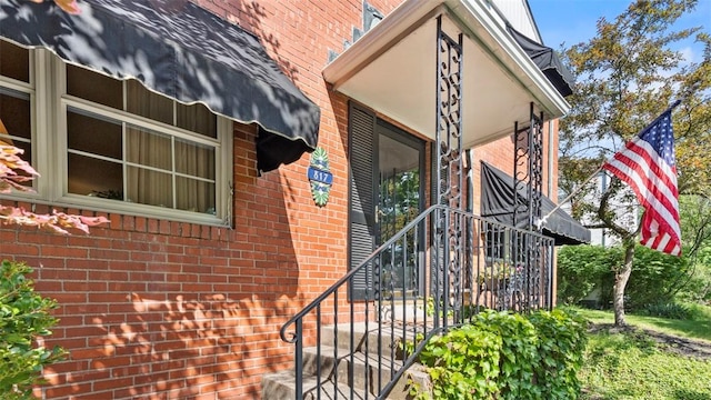 817 Wainwright Dr, Mt Lebanon, PA 15228 - property entrance with brick siding