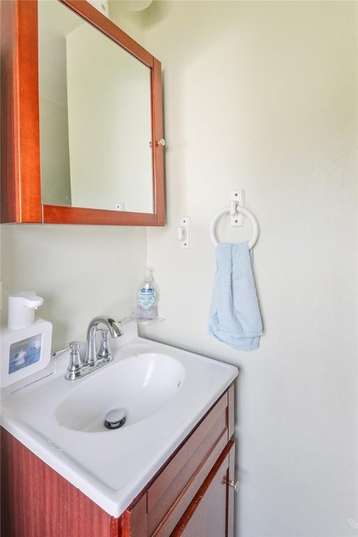 2913 Willett Rd, Brentwood, PA 15227 - bathroom featuring vanity