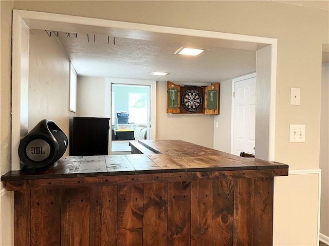 1069 Martin Ave, New Kensington, PA 15068 - bar area with a textured ceiling