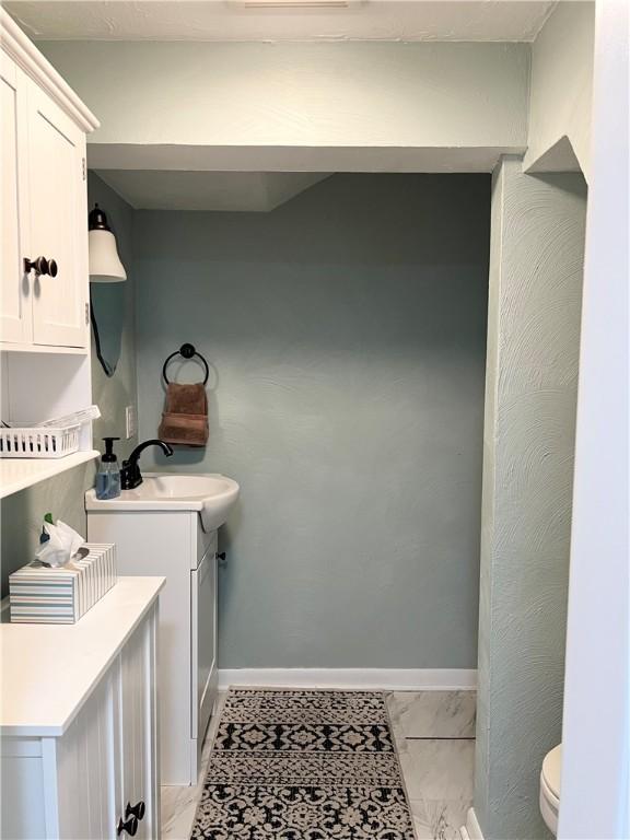 1069 Martin Ave, New Kensington, PA 15068 - bathroom with vanity and toilet