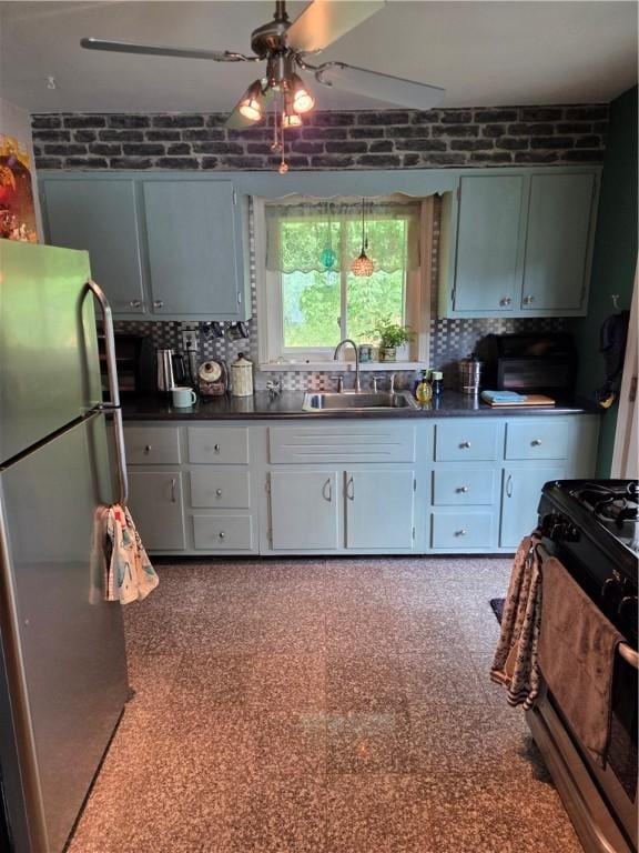 106 6th Ave, Ross Twp, PA 15229 - kitchen with freestanding refrigerator, dark countertops, gas range oven, a ceiling fan, and backsplash