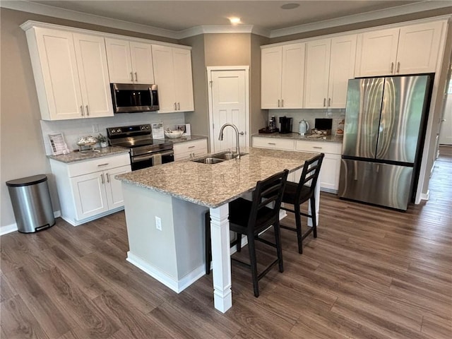 116 Mesa Dr, Moon/Crescent Twp, PA 15108 - kitchen with appliances with stainless steel finishes, dark wood-style flooring, white cabinetry, ornamental molding, and a kitchen island with sink