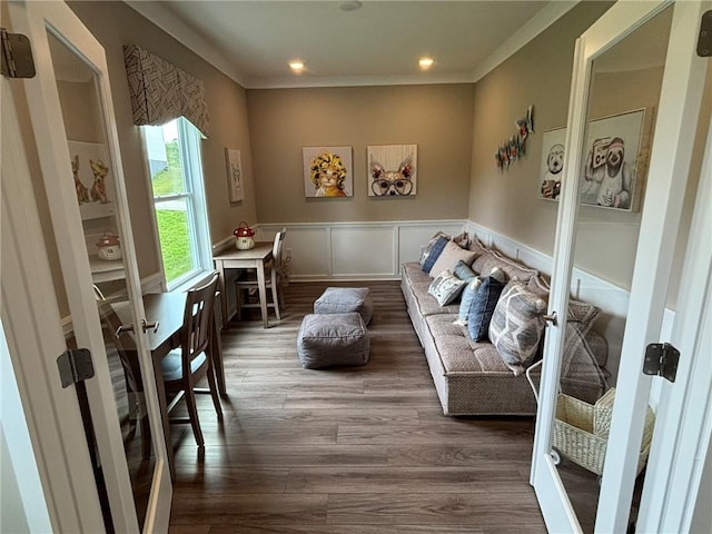 116 Mesa Dr, Moon/Crescent Twp, PA 15108 - living room featuring wood finished floors, wainscoting, crown molding, and recessed lighting