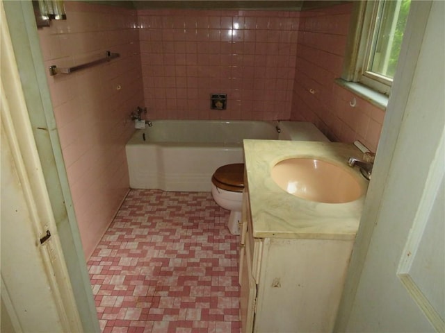 60 Wisetown Rd, Pa, PA 15022 - full bath with a tub and vanity