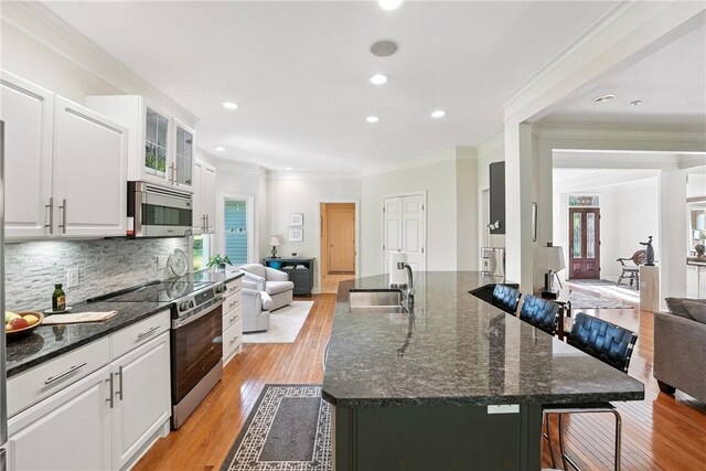 13 Kings Ln, Pine Twp, PA 16127 - kitchen with stainless steel appliances, open floor plan, a breakfast bar, crown molding, and white cabinetry