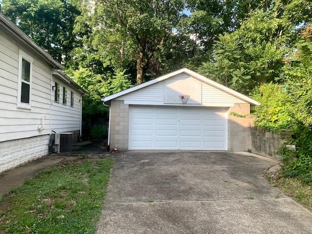 1323 Leaside Dr, Lincoln Place, PA 15207 - view of detached garage