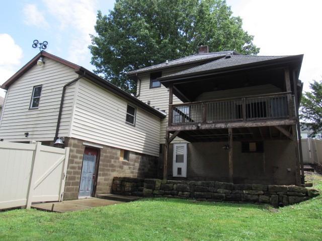 409 Keystone Dr, New Kensington, PA 15068 - back of property with a balcony