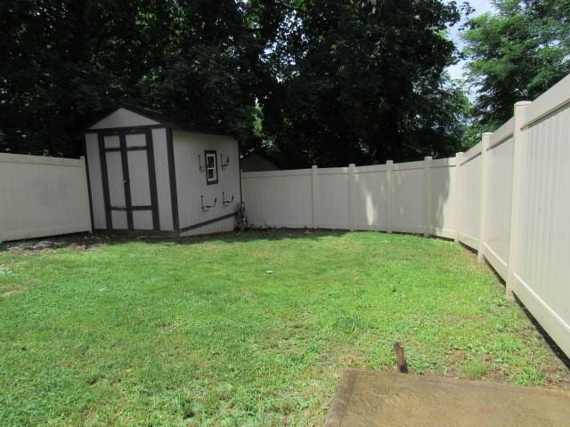 409 Keystone Dr, New Kensington, PA 15068 - fenced backyard with a storage shed