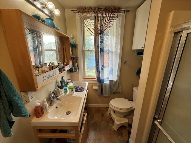 431 New York Ave, Rochester Twp, PA 15074 - bathroom featuring a chandelier, stone finish floors, and vanity