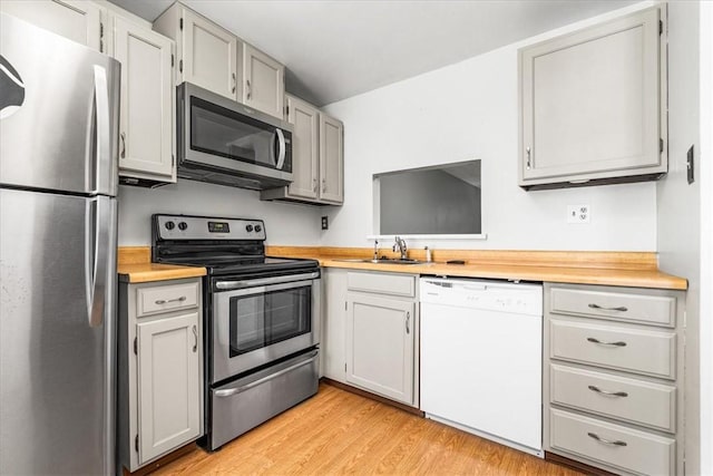 651 Newton Sq, Moon/Crescent Twp, PA 15108 - kitchen featuring stainless steel appliances and light wood finished floors