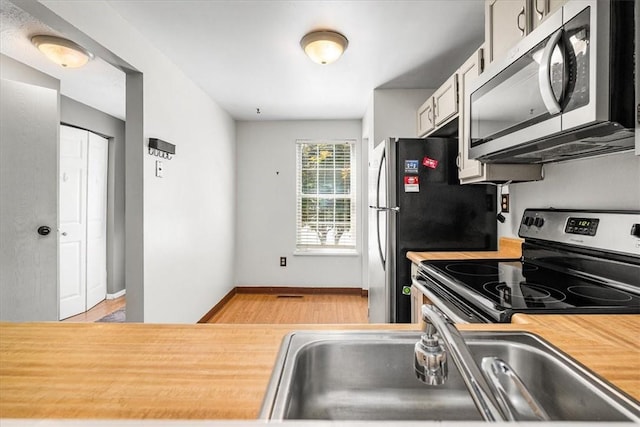651 Newton Sq, Moon/Crescent Twp, PA 15108 - kitchen with appliances with stainless steel finishes and light wood-style flooring