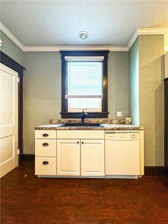 514 Linden Ave, New Kensington, PA 15068 - bathroom with ornamental molding