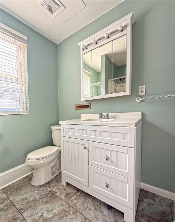 514 Linden Ave, New Kensington, PA 15068 - bathroom with toilet and vanity