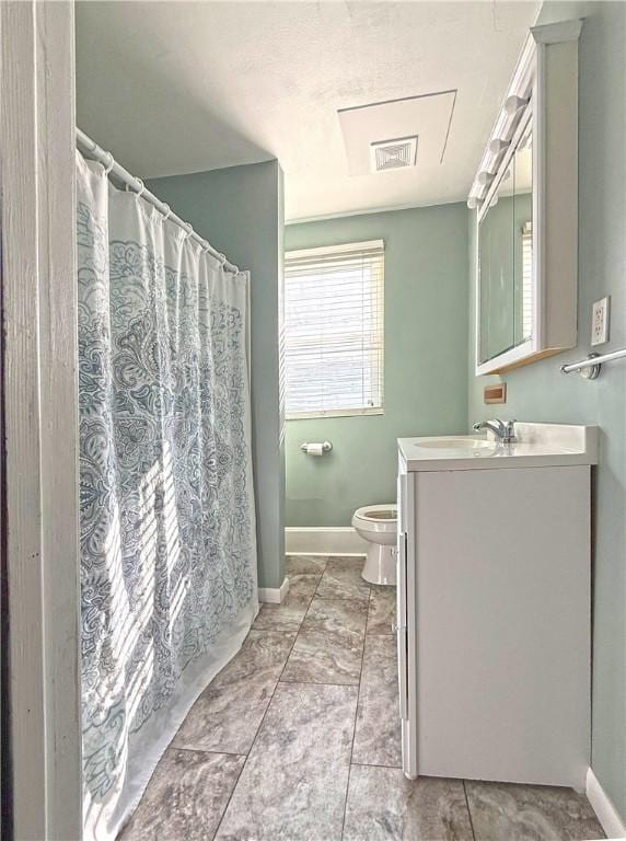 514 Linden Ave, New Kensington, PA 15068 - full bath with vanity and curtained shower