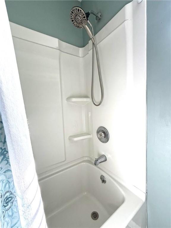 514 Linden Ave, New Kensington, PA 15068 - full bath featuring shower / tub combo