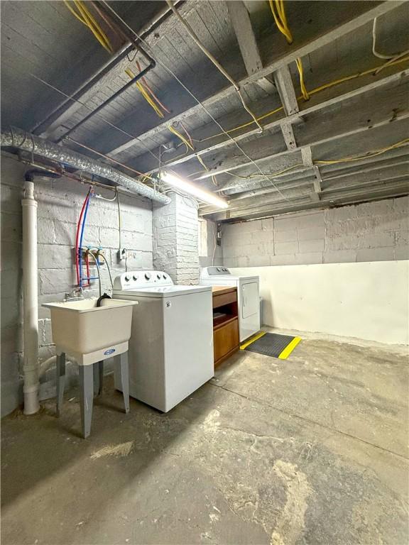 514 Linden Ave, New Kensington, PA 15068 - unfinished below grade area featuring washing machine and clothes dryer and a sink