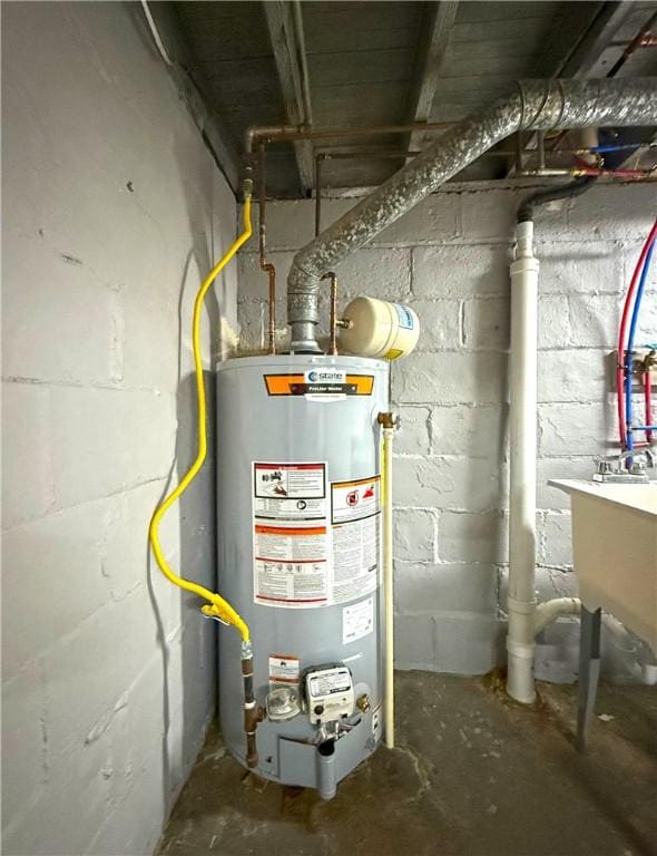 514 Linden Ave, New Kensington, PA 15068 - utilities with water heater and a sink
