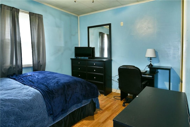 114 10th St, Pymatuning Twp, PA 16125 - bedroom featuring light wood finished floors, crown molding, and a desk
