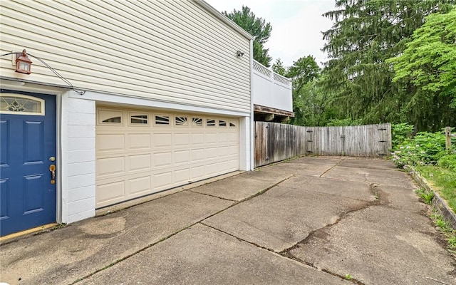 2514 Oakwood Rd, Shaler, PA 15116 - garage with driveway