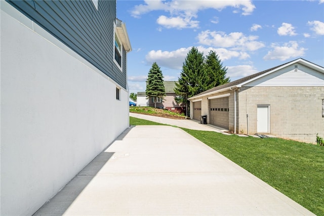 1611 Guffey Rd, North Huntingdon, PA 15642 - view of side of property with a lawn