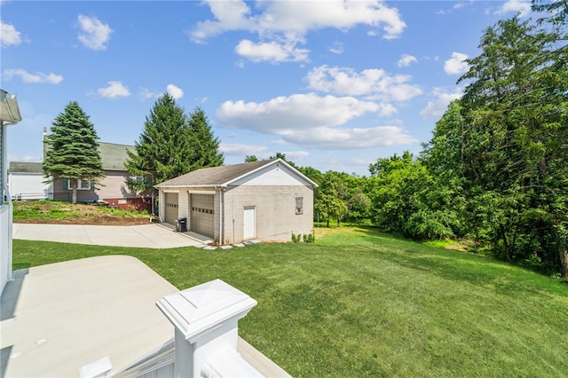 1611 Guffey Rd, North Huntingdon, PA 15642 - view of grassy yard featuring a detached garage and an outdoor structure