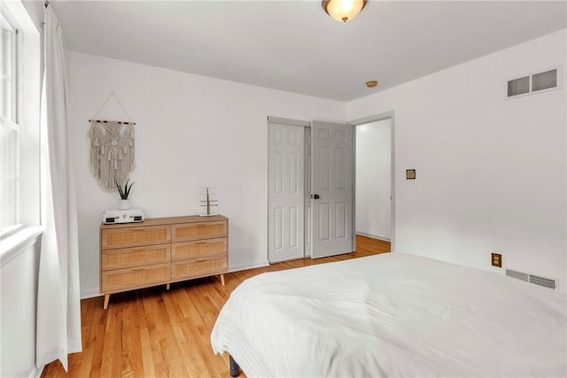 114 Franklin Oaks Dr, Franklin Twp, PA 16001 - bedroom with light wood finished floors and a closet