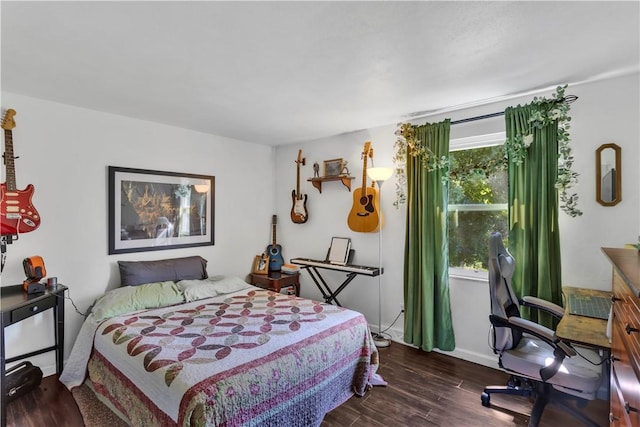 2128 Stoops Ct, Apollo Boro, PA 15673 - bedroom featuring wood finished floors and a desk