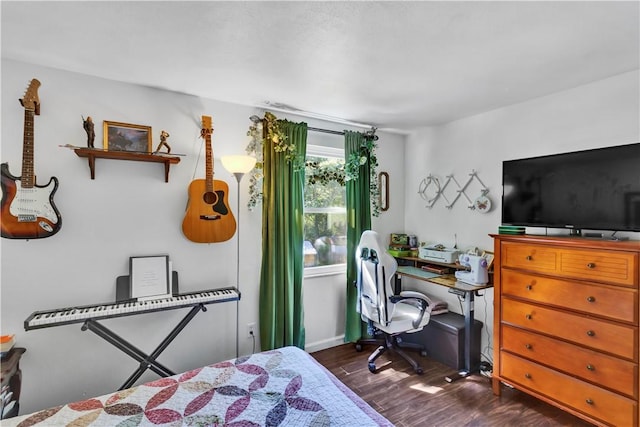 2128 Stoops Ct, Apollo Boro, PA 15673 - bedroom featuring dark wood-style floors and a desk