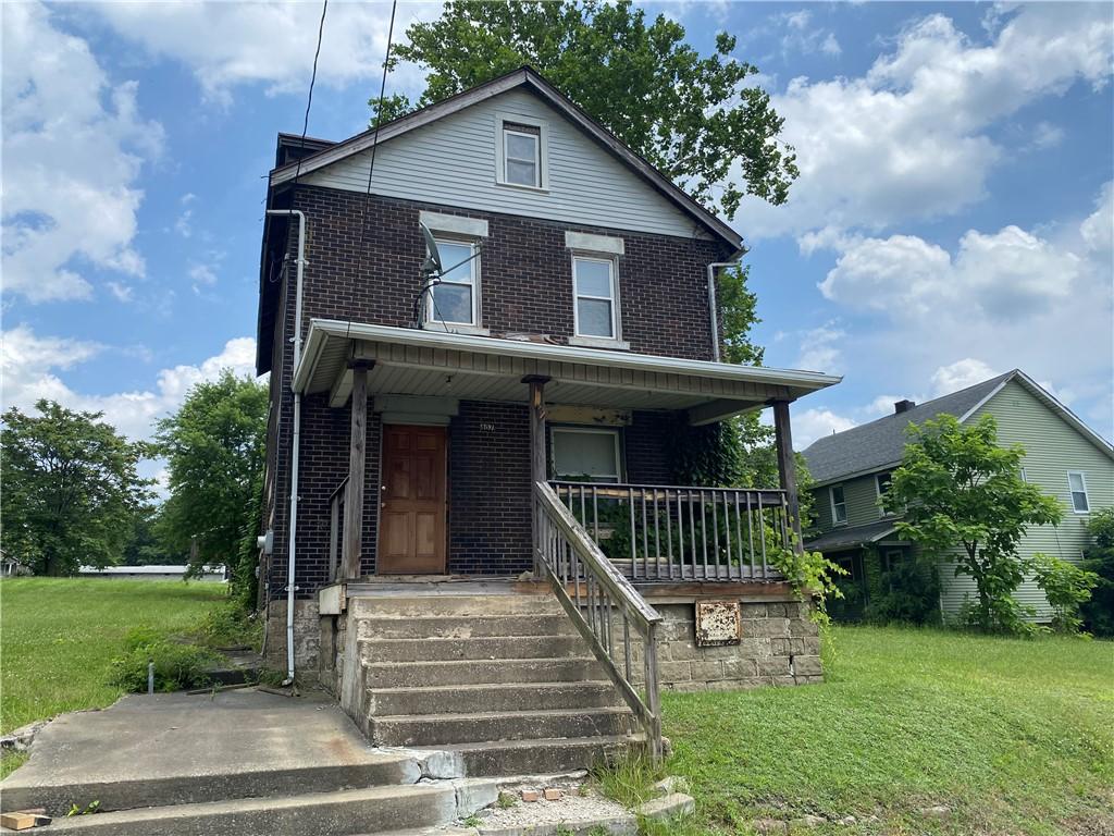 807 Lee Ave, Farrell, PA 16121 - traditional style home with brick siding, a front lawn, and covered porch